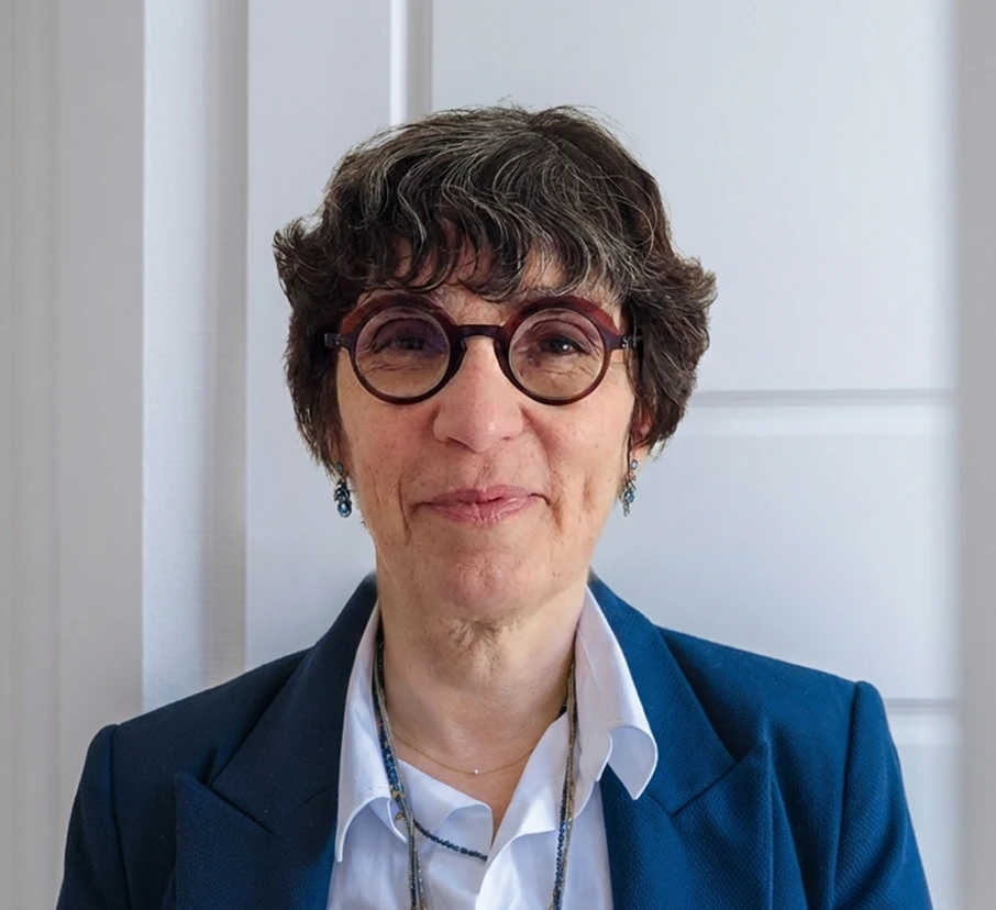 Portrait professionnel de Claire de Beaumont souriante en tenue formelle avec un fond neutre